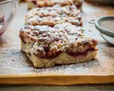 Saftiger Pflaumenkuchen vom Blech, bestäubt mit Puderzucker. Ein köstliches Rezept für den Herbst.
