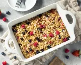 Herzhaftes Beeren-Haferflocken-Gericht im Ofen, perfekt für gesunde Haferflocken Rezepte zum Abnehmen.