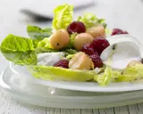 Erfrischender melonensalat mit mozzarella, Himbeeren und knackigem Salat. Ein leichter Genuss für warme Tage.