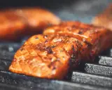 Saftige Lachsfilets mit Kräutern und Gewürzen werden auf dem Grill zubereitet. Der Lachs grillen ist ein Genuss!