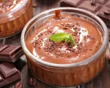 Mousse au chocolat Marie Morin recette : un délice onctueux, garni de copeaux de chocolat et d'une feuille de menthe, prêt à être dégusté.