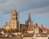 Cattedrale di Losanna e tetti rossi, un panorama da non perdere per chi cerca cosa vedere a Losanna.