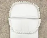 Patrón saco bebé capazo blanco con encaje y iniciales GG bordadas. Perfecto para un dulce descanso.