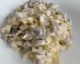Pyszna sałatka pieczarkowa z porem i jajkiem, polana kremowym sosem. Idealna na każdą okazję.