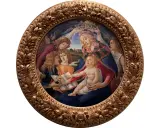 La Madone du Magnificat, entourée d'anges, est couronnée par deux d'entre eux. L'Enfant Jésus, sur les genoux de sa mère, touche un livre.