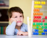 Un niño con TDAH puede llevar una vida normal, aprendiendo y jugando con su ábaco de colores.