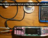 Comment tester une batterie 36v : un multimètre mesure la tension d'une batterie de vélo électrique.