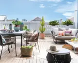 Ideas para decorar una terraza: mesa, sillas, sofá, plantas y cestas crean un espacio acogedor y moderno.