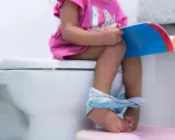 Dziecko nie chce robić kupy, a psycholog radzi, by poczytać mu książeczkę na nocniku.