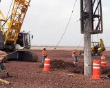 Trabajadores y maquinaria pesada instalan pilotes para cimentaciones profundas en un sitio de construcción.