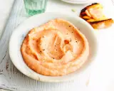 Cremiger, rosafarbener Dip mit Pfeffer bestreut, perfekt als schneller Dip zu Kartoffeln. Daneben ein geröstetes Brot mit Lachs.