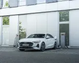 Ein weißer Audi lädt an einer Ladestation. Das zeigt, was ist ein Hybridauto: flexibel und umweltfreundlich unterwegs.