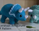 Dos adorables triceratops amigurumi, uno azul y otro verde menta, listos para tejer con este patrón gratis.