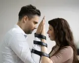 Para spętana paskami, patrząca na siebie z powagą.
