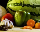 Arbuz, melon, pomidor, czosnek, oliwki, marchewki i zielona papryka. Czy papryka to owoc? To pytanie, które często zadajemy, patrząc na te warzywa i owoce.