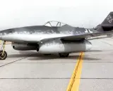 Ein deutscher Jet, die Messerschmitt Me 262, steht auf einem Rollfeld.