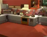 Nowoczesna kuchnia z czerwonymi szafkami i płytkami. Czas debug the Sims 4, by wszystko działało idealnie.