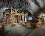 W kopalni soli w Bochni, na trasie turystycznej, zobaczysz historyczne urządzenia i drewniane konstrukcje.