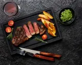 Picaña jugosa, patatas rústicas y salsa verde. Un festín que te transporta a Brasil, de donde es la picaña.