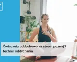 Kobieta w pozycji medytacyjnej, z dłońmi na klatce piersiowej, praktykuje ćwiczenia oddechowe na stres.