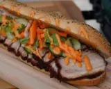Ein köstliches Banh Mi Rezept: knuspriges Baguette gefüllt mit saftigem Schweinefleisch, knackigem Gemüse und cremiger Sauce.