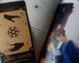Segnalibro con "La Stella" e illustrazione di una coppia, tra pagine di libri romance fantasy.