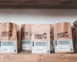 Kaffee-Tüten mit der Aufschrift "Espresso No1 - Italian Style" und "Espresso No2 - Hallo Wach". Perfekt für deinen Espresso Macchiato!