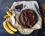 En läcker banankaka med chokladfrosting, bananer, chokladbitar och vaniljstänger. Perfekt för fikat!