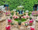 Cortile fiorito con fontana, ideale dove andare in primavera per ammirare la bellezza della natura.