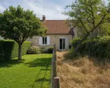Maison avec jardin bien entretenu, symbolisant l'obligation d'entretien jardin propriétaire. Pelouse verte, haie taillée, arbre fruitier.