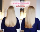 Efekt lśniących włosów po laminowaniu galaretką. Dwa ujęcia tej samej blond fryzury, porównanie przed i po zabiegu.