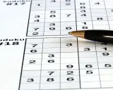 Zapisane sudoku dla seniorów, z numerami #17 i #18. Długopis czeka na rozwiązanie.