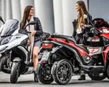 Dos mujeres junto a dos triciclos. ¿Qué quad puedo llevar con el carnet B? Estos modelos son una opción.