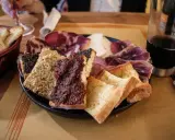 Tagliere con salumi, formaggi e bruschette, un assaggio dei piatti tipici umbri.