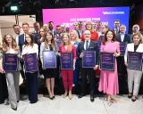 Grupa osób odbiera dyplomy na tle ekranu z napisem "XIX Ranking Firm Doradztwa Podatkowego".