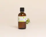 Flacon d'huile essentielle de Palmarosa bio. Bien que ses bienfaits soient nombreux, il faut connaître le danger potentiel de l'huile essentielle Palmarosa et l'utiliser avec précaution.