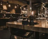 Mysig italiensk restaurang i Stockholm med tända ljus och dukade bord.