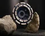 Tarcza garnkowa z diamentowymi segmentami, gotowa do pracy z kamieniem i betonem.