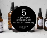 Butelki z pipetą zawierające domowe serum, w tym serum aloesowe. Tekst na czarnym tle głosi "5 najlepszych przepisów DIY na serum do twarzy".