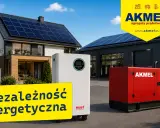 Dom z panelami słonecznymi, biały magazyn energii i czerwony agregat prądotwórczy AKMEL. Dowiedz się, jak wytworzyć prąd i osiągnąć niezależność energetyczną.