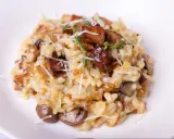 Aksamitne risotto z grzybami, posypane parmezanem i gałązkami tymianku, kusi apetycznym wyglądem.