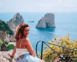 Donna sorridente con vista sui Faraglioni di Capri. Un ricordo indimenticabile da Castiglione.