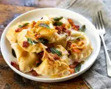Pyszne pierogi z boczkiem i cebulką, idealne na obiad. Dowiedz się, jak gotować mrożone pierogi, by były tak apetyczne!
