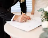 Novio firma documentos. Esto es parte de lo que se necesita para casarse por lo civil.