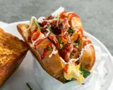 Herzhaftes **egg drop sandwich** mit Speck, Käse und Ketchup, daneben ein gegrilltes Käsebrot.