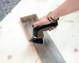 Herramienta Bosch retira pintura de madera sin lijar.