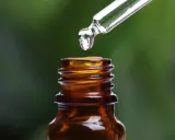Goccia di vitamina D per bambini fino a che età, da un contagocce in una bottiglietta ambrata.