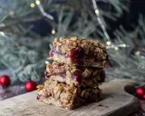 Pile de barres de céréales healthy aux fruits rouges, parfaites pour une pause gourmande.