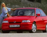 Mujer rubia posa junto a un coche histórico rojo. ¿Cuántos años tiene este coche?