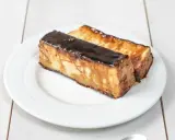 Dos porciones de pan de calatrava, un postre tradicional español, con una capa brillante de caramelo oscuro.